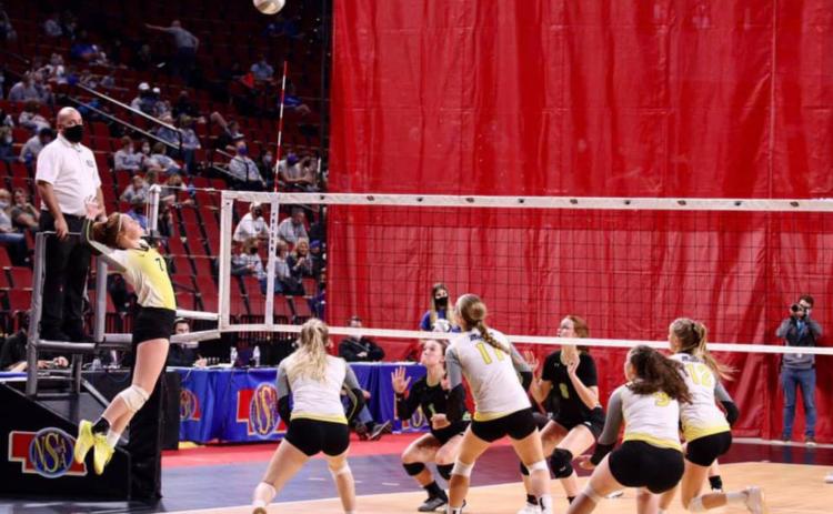 Kylie Licking hangs in the air waiting to spike the ball last Thursday in Lincoln. Also pictured are Hanna Marshall, Samantha Moore, Jordyn McDowell and Brooke McCully. Sue Licking