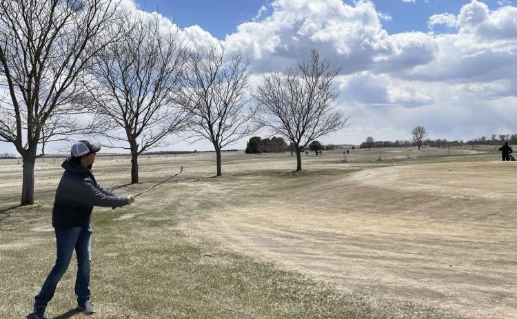 Jarren Forsen chips his ball onto the green last week in Arnold. Clint Svoboda