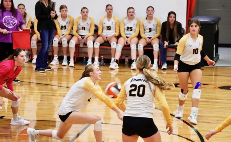 Sydnee Cheever passes the ball while teammates Allie Boyer, Emerson Thorberg and Ella Rice look on at Cody. Sue Licking