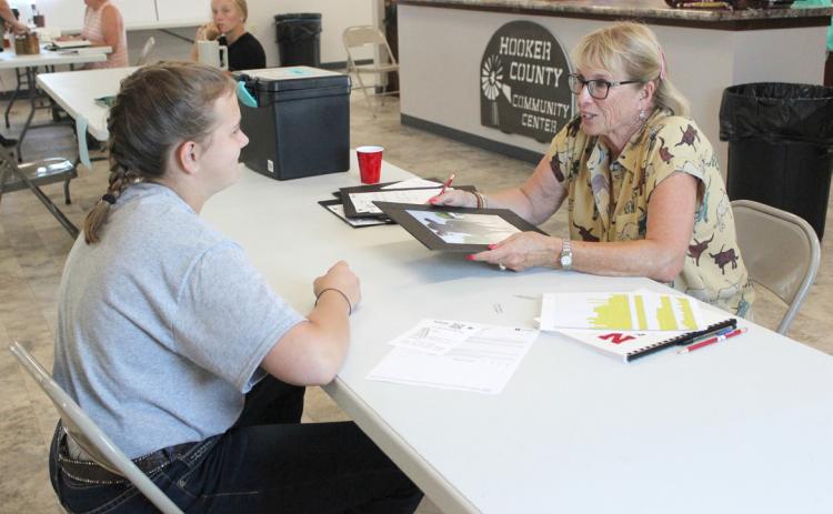 Jessa O’Brien interview judges with 4-H photography judge Loretta Hamilton. Gerri Peterson